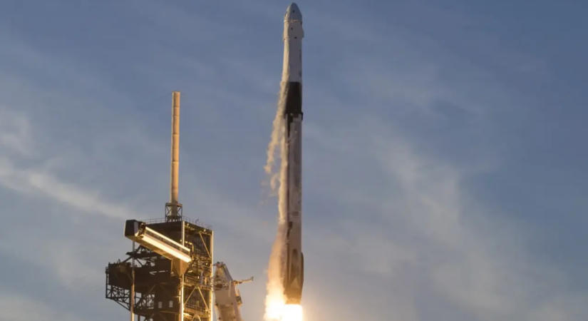 A Hold felé tart a SpaceX egy irányíthatatlanná vált Falcon 9-fokozata