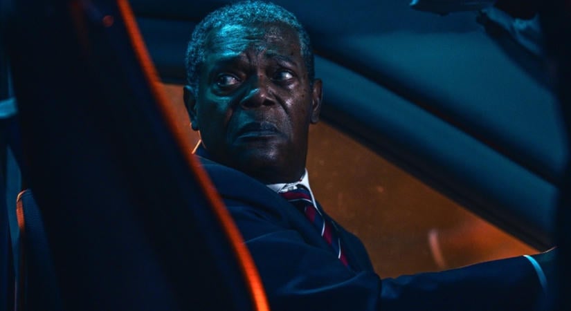 Az USA elnökét alakító Samuel L. Jackson egy páncélozott szuperautó volánja mögött ülve gyilkolja a rosszfiúkat a Die Hard 2. és a Cliffhanger rendezőjének új filmjében