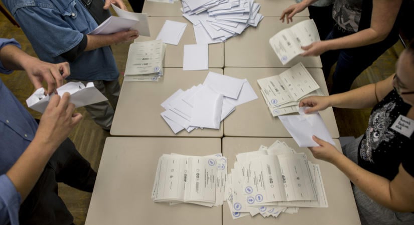 Egymás után oszlottak fel a képviselő-testületek: rendkívüli választásokat tartanak ma több magyar településen