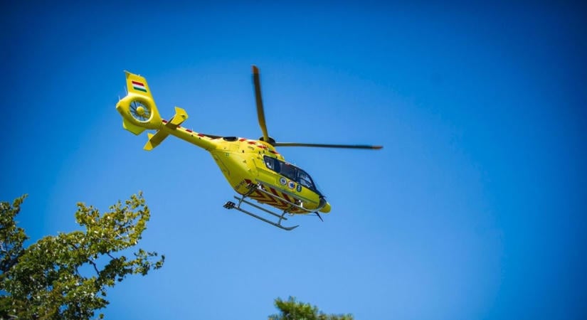 Súlyos baleset az M80-ason: frontálisan karambolozott két autó, mentőhelikopter is érkezett