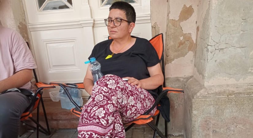 Nemzetiségi alapon és nemi erőszakkal is fenyegették a magyar újságírót