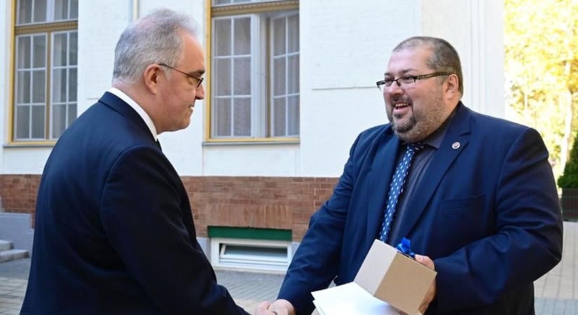 Lengyel hála a buszbaleset sérültjeinek ellátásáért, személyesen ment el a konzul a kórházba – fotókkal