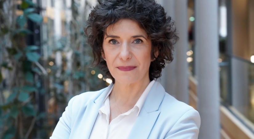 Abortusztabletta-automatát mutatott be Dobrev Klára Varsóban: szerinte Magyarországra is ilyen kellene