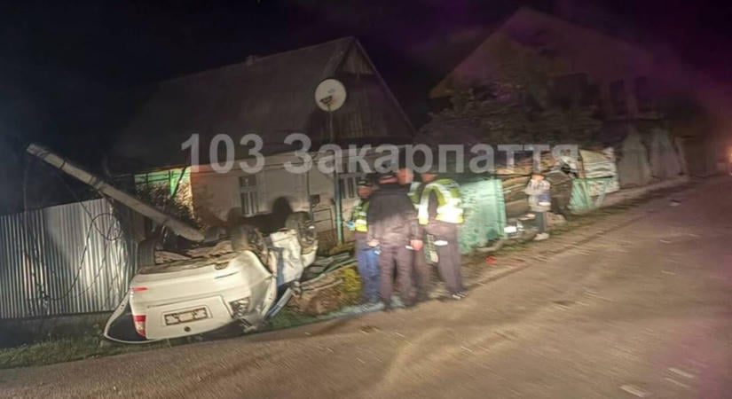 Három autó ütközött a Huszti járásban, az egyik felborult, két fiatal megsérült
