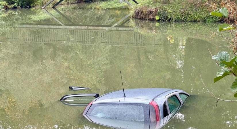 Rejtélyes módon került a tóba ez az Opel Corsa
