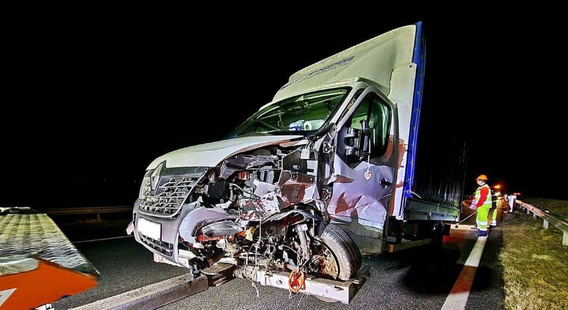 Szalagkorlátnak ütközött egy autó az M7-esen