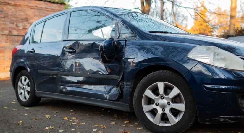 Utcai balhé a vasi faluban: szétrúgta exfelesége autóját a felbőszült férfi