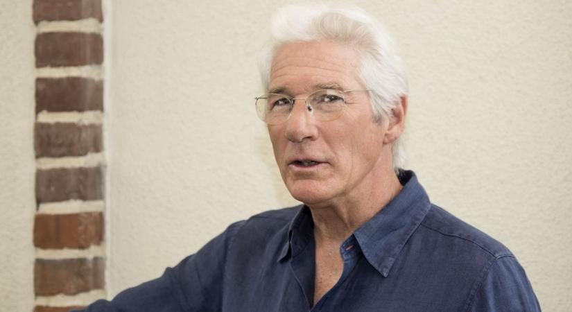 Meghitt fotókon Richard Gere és 28 éves partnere: mintha szerelmesek lennének  Ezekért a képekért őrül meg most a világ