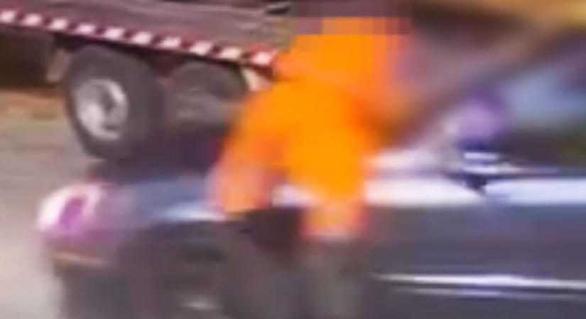 Nem fizette ki az autószerelőt egy férfi, inkább elhajtott vele a motorháztetőn