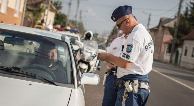Nem volt elég, hogy vezetéstől eltiltva közlekedett, még egy autónak is nekiment