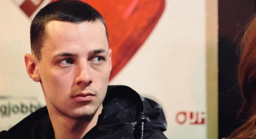 Pogány Induló szereplésével mutatják be a 4-6 című előadást a Vígszínházban