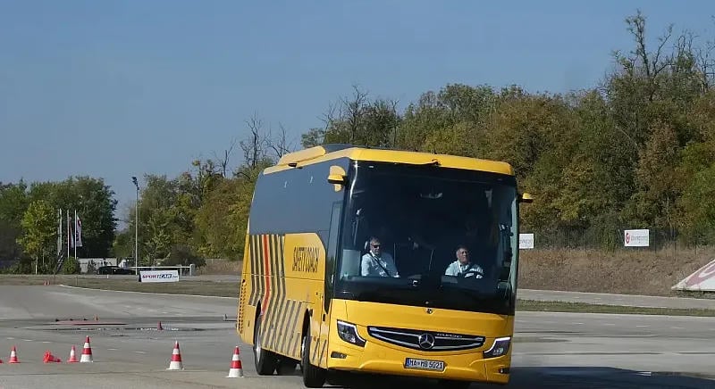 Így néz ki, amikor az elektronika fogja meg a turistabuszt