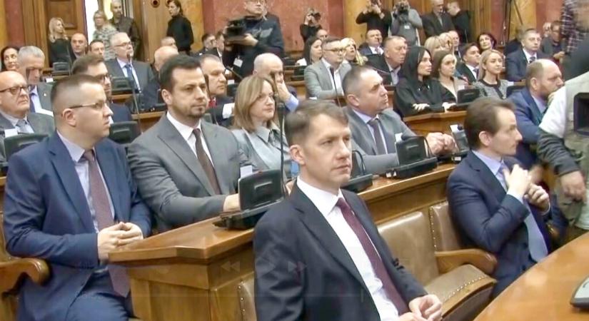 Hat hónap után ismét napirendre került a REM: a szerb parlament siet teljesíteni a brüsszeli elvárásokat