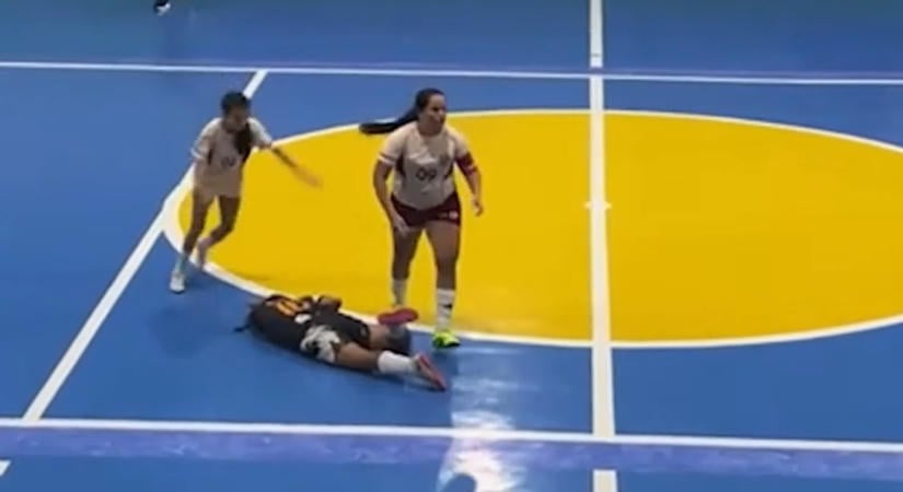 Ez nem véletlen volt: földön fekvő ellenfele fejét rugdalta a női futsalos – Videón a borzalmas támadás