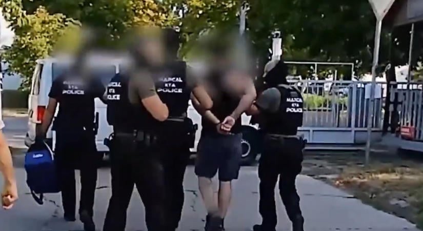 Rendőrökre és még a kutyájukra is rátámadt egy agresszív férfi – Ütött, rúgott, mielőtt őrizetbe vették, majd letartóztatták – videó