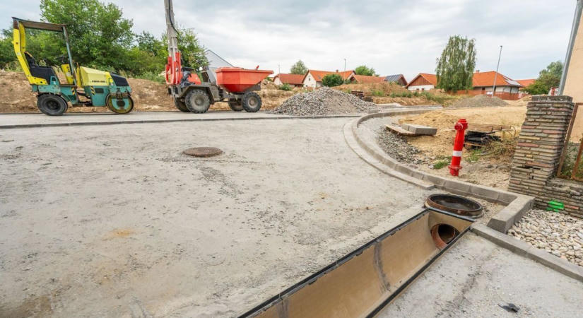 Már át is adták az egyik legfontosabb útszakaszt, de nincs megállás