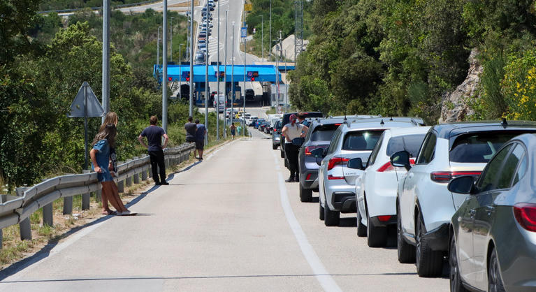 Hatalmas a torlódás a horvát-montenegrói határon, volt, akinek 28 órát kellett várakozni