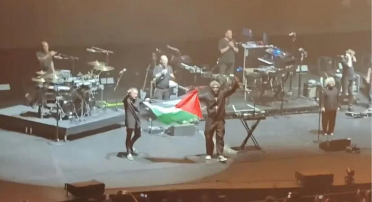 Palesztin zászló miatt vették őrizetbe a Massive Attack tagjait Szingapúrban