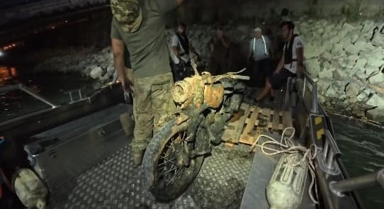 Videó: világháborús katonai motor került elő a Dunából a Batthyány térnél