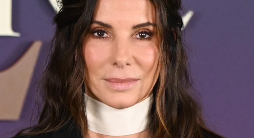 Sandra Bullock 4 év után visszatért a vörös szőnyegre! A 62 éves színésznő egy merész, csipkés blézerben érkezett - fotó