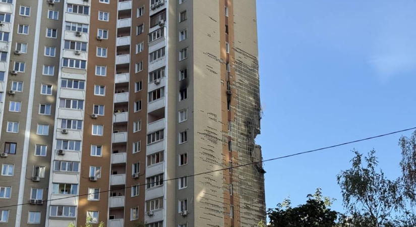 Drón csapódott egy 24 emeletes kijevi lakóházba, négyen megsérültek