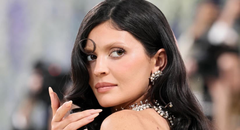 Újabb áldozat a kapitalizmus vágóhídján: Kylie Jenner kezéhez vér tapad, de nem bánja
