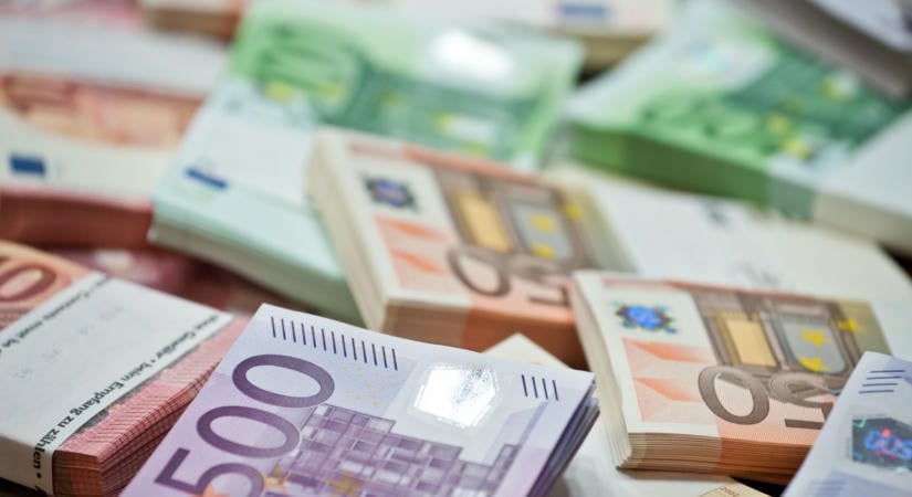 A burkolót azzal vádolják, hogy több mint 30 ezer eurót lopott a széfből abban a házban, ahol a fürdőszobát felújította