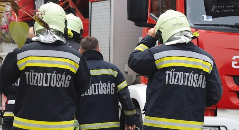 Teljesen kiégett egy autó a Nyírbátornál, a tűzoltókat is riasztani kellett