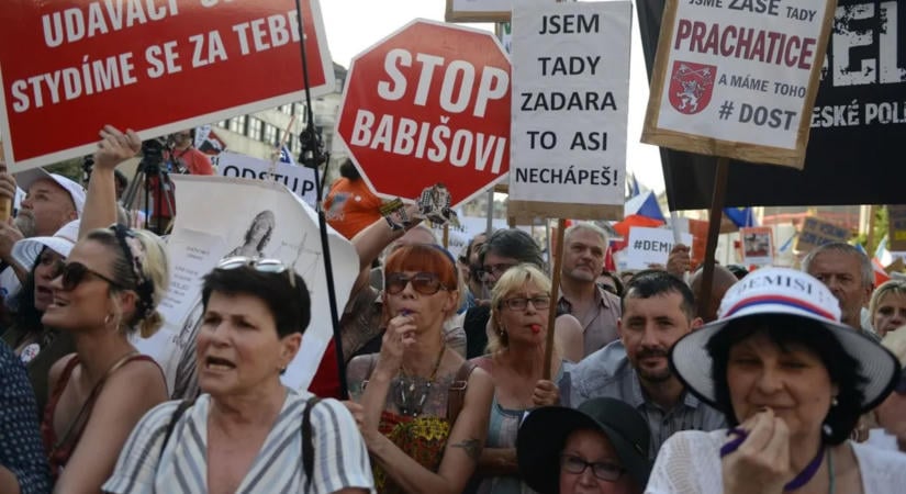 Forrnak az indulatok Prágában, több tízezres tüntetés volt a cseh kormány tervei ellen