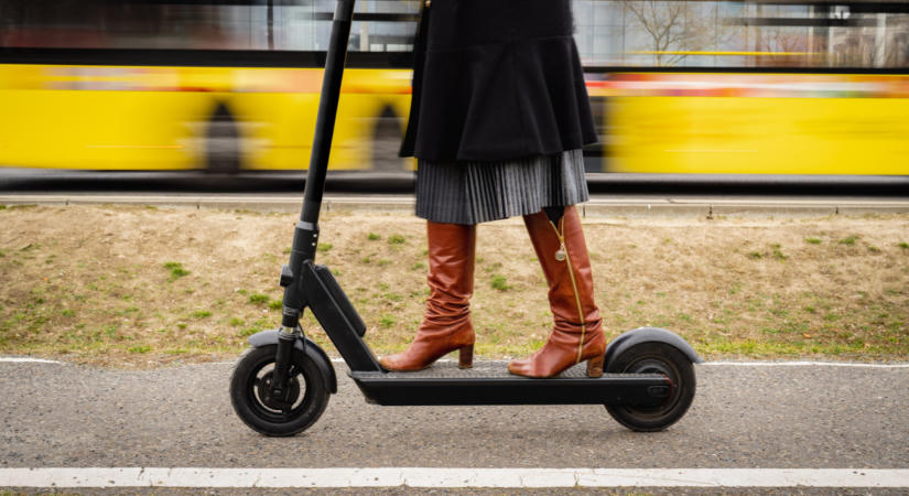 Nagyon vigyázz, ha e-rollerre pattansz: kőkemény szabályok és új korlátok jönnek a magyar utakra