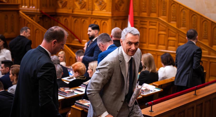 Lázár János csak minimálbért kapott júliusban a hiányzásai miatt