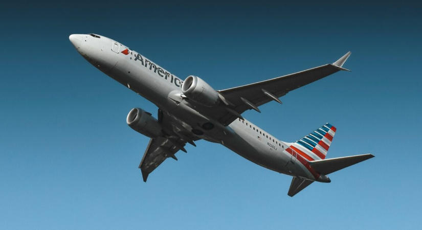 Kényszerleszállást hajtott végre egy Boeing 737-es – madárrajjal ütközött és kigyulladt a hajtóműve