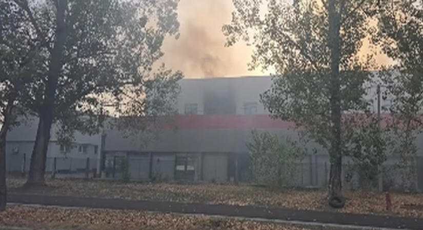 Kigyulladt a D Express raktára Újvidéken