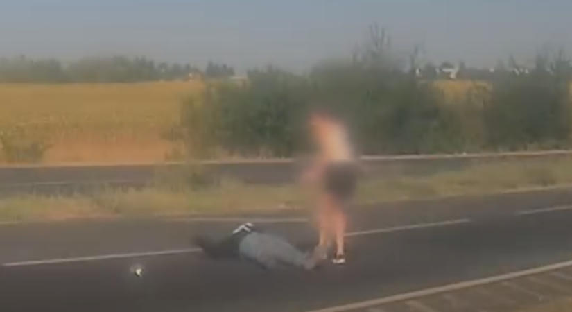 Brutális motorbalesetet rögzített a kamera – métereken át repült a motoros