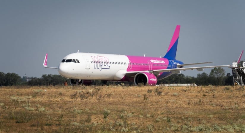 Betelefonáló gyerek miatt maradt a földön a Wizz Air gépe
