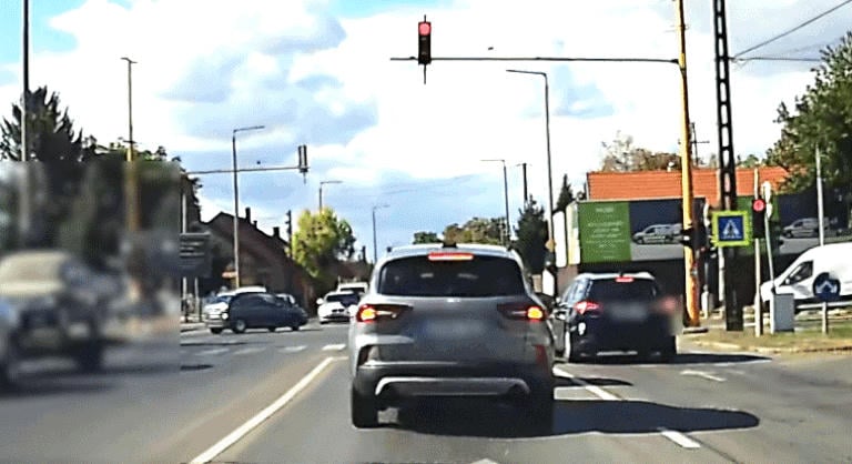 Szirénázó rendőrautó oldalába csapódott egy furgon Székesfehérváron