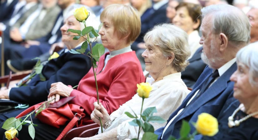 Hetven év után is összeköti őket az egyetem – jubileumi okleveleket adtak át Veszprémben (galéria)