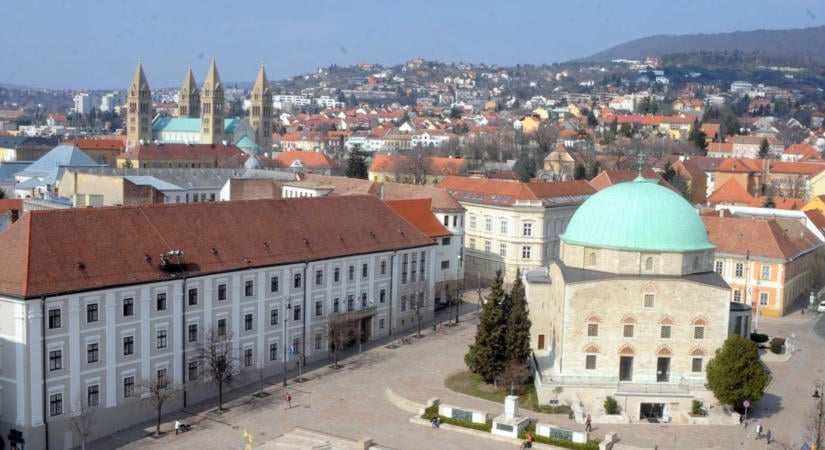 Ezüsttekercs volt a halott szájában – római kori nő sírját rejtette a pécsi gimnázium udvara