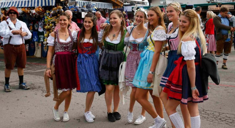 Rövidnadrágot osztogattak a nőknek az Oktoberfesten, olyan sokan fotóztak be a szoknyájuk alá