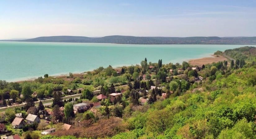 Záporoztak a felszólítások: 84 elhanyagolt ingatlan miatt lépett a Balaton-parti város