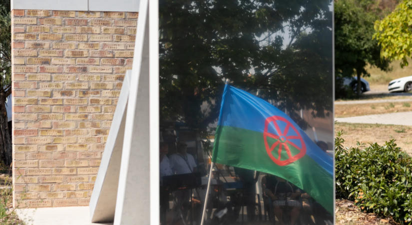 Megemlékeztek a roma holokauszt áldozatairól az új óbudai emlékműnél