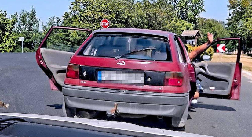 Autós üldözés a Velencei-tónál: Az utasok menet közben ugráltak ki az Opelből – VIDEÓ
