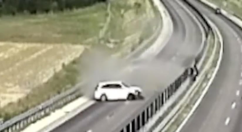 Érthetetlen baleset az M85-ösön: egyszer csak a szalagkorlátnak hajtott egy autós