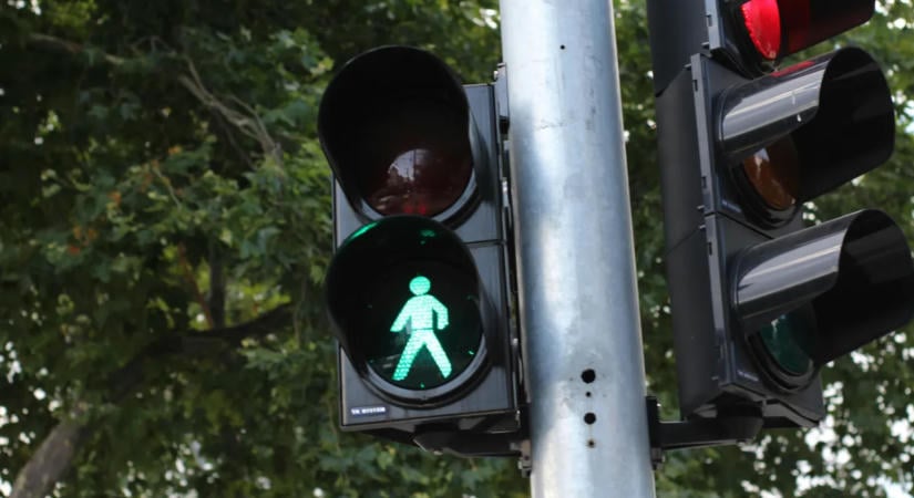Hadat üzentek a jelzőlámpáknak a nyugdíjasok: azt állítják, halálos fegyverek vannak bennük elrejtve