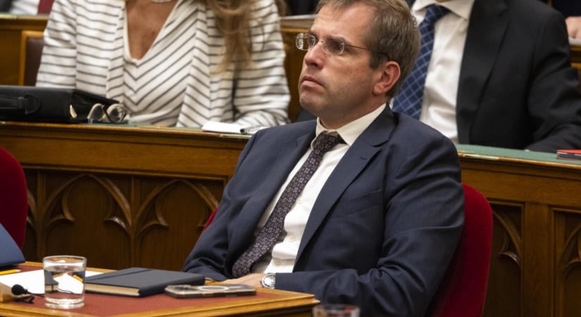 Közzétette eddigi szerződéseit a Miniszterelnökség, Bódis Krisztának bérelnek lakást és ügyvédi irodákat bíztak meg