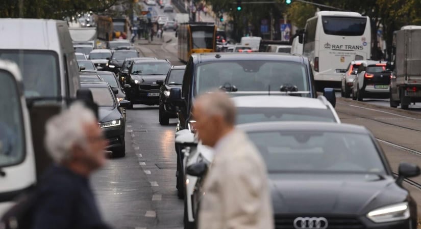 Budapest elesett, az idegtépő dugók már a mindennapok részei: lezárás lezárást követ, feltúrják, amit találnak – ezért nem lát a pipától az autós