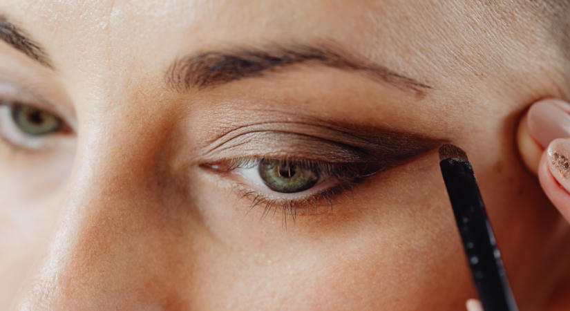 Felejtsd el a kontúrt és a pirosítót – az eyemaxxing most a legmenőbb sminktrend