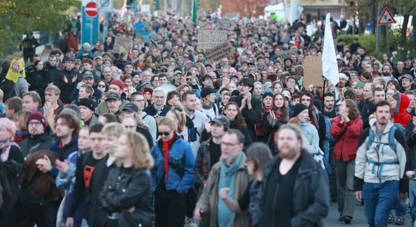 Több ezren tüntetek Jénában az AfD helyi vezetőjének fellépése ellen