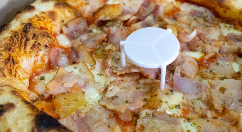 Ön tudja: mi a célja a pizzásdobozban található kis műanyag állványnak?