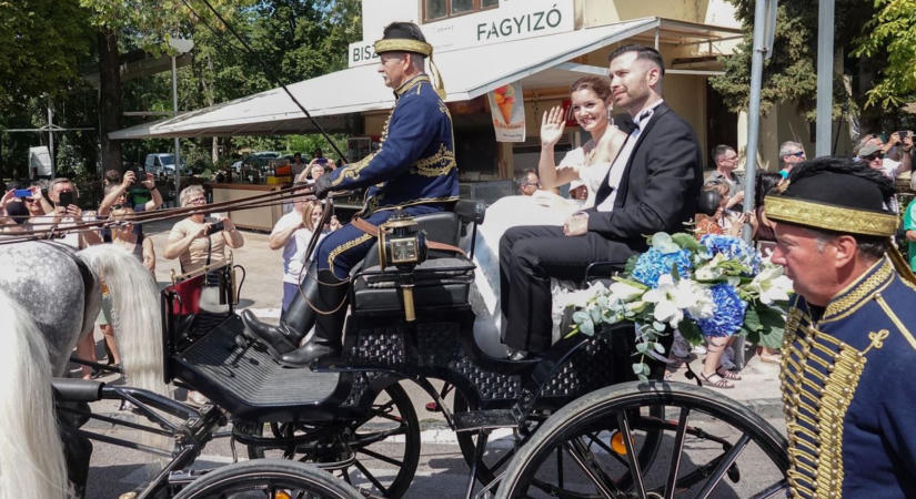 Lovashintóval járták be Balatonfüredet a 201. Anna-bál szépei (galéria  videó)